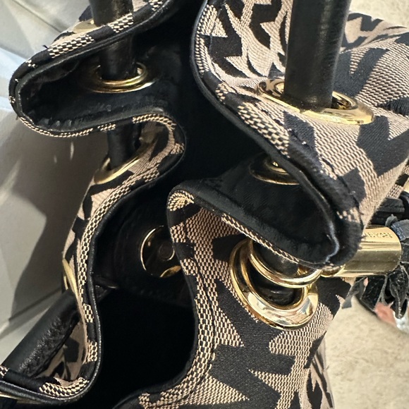 Michael Kors Signature Ring Bag -Black - Picture 7 of 8